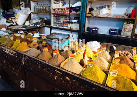 Damas, Syrie - Mai 2022 : épices colorées au stand du marché alimentaire (Suq Al Hamidiyah) à Damas Banque D'Images