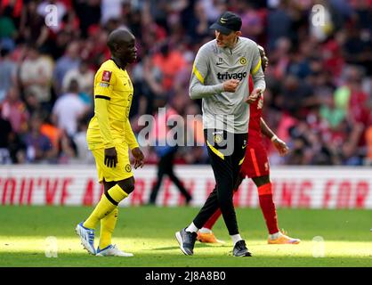 Thomas Tuchel, directeur de Chelsea (à droite), parle à n'Golo Kante à la fin de la deuxième moitié lors de la finale de la coupe Emirates FA au stade Wembley, Londres. Date de la photo: Samedi 14 mai 2022. Banque D'Images