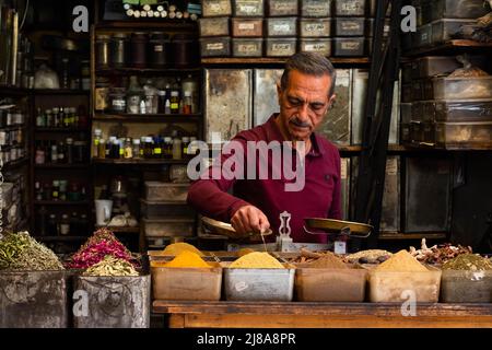 Damas, Syrie - mai 2022 : vendeur vendant des plantes herbales et des épices à Suq Al Hamidiyah à Damas Banque D'Images
