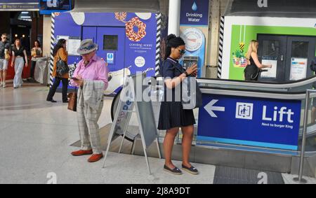 Londres, Royaume-Uni. 14th mai 2022. Gare de Waterloo. West End occupé le week-end ensoleillé. Credit: JOHNNY ARMSTEAD/Alamy Live News Banque D'Images