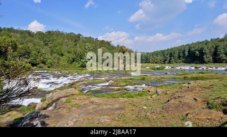 Magnifiques paysages pittoresques de Pykara Falls, Ooty, Tamilnadu. Destination lune de miel dans le sud de l'Inde Banque D'Images