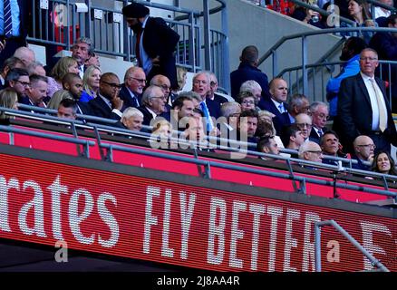 Le duc de Cambridge (au centre) dans les stands lors de la finale de la coupe Emirates FA au stade Wembley, Londres. Date de la photo: Samedi 14 mai 2022. Banque D'Images