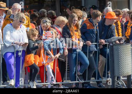 Maastricht, Limbourg Sud, pays-Bas. 27 avril 2022. Célébration de la journée du roi aux pays-Bas, des gens heureux célébrant et appréciant la fête dans la ville, su Banque D'Images