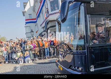 Maastricht, Limbourg Sud, pays-Bas. 27 avril 2022. Famille royale arrivant dans un bus à la célébration de la Journée du Roi, grande fête dans la ville sur un Banque D'Images