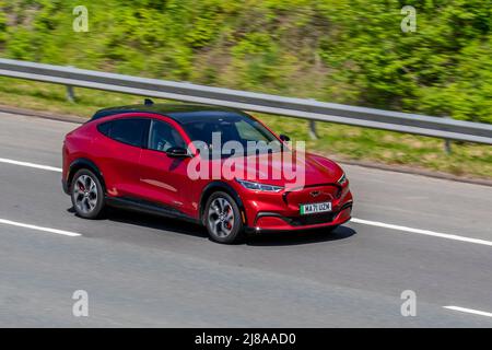 2021 rouge Ford Mustang Mach-E long Range 351 Electric AWD Electricity SUV ; conduite sur l'autoroute M6, Royaume-Uni Banque D'Images