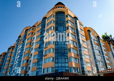 Vue extérieure sur un bâtiment résidentiel moderne de plusieurs étages. Façade, fenêtres et balcons. Jour d'été. Banque D'Images