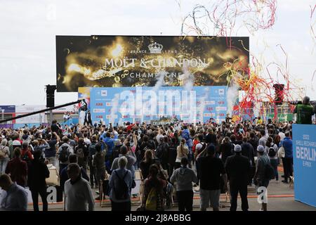 Allemagne, Berlin, 14 mai 2022. La cérémonie de remise des prix. Edoardo Mortara de Team ROKiT Venturi Racing remporte le Round 7 du Championnat ABB FIA Formula E 2021/22. Jean-Éric Vergne de Team DS TECHEETAH remporte la deuxième place et Stoffel Vandoorne de Team Mercedes-EQ la troisième. Le Shell recharge Berlin E-Prix 2022 sera à Berlin les 14th et 15th mai 2022 avec une double course pour la huitième fois. La série de courses électriques 2021/2022 aura lieu à l'ancien aéroport de Tempelhof. Banque D'Images