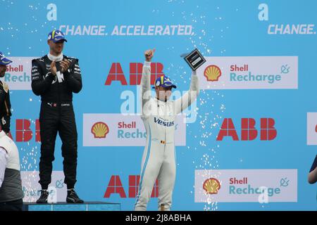 Allemagne, Berlin, 14 mai 2022. Edoardo Mortara et Stoffel Vandoorne lors de la cérémonie de remise des prix. Edoardo Mortara de Team ROKiT Venturi Racing remporte le Round 7 du Championnat ABB FIA Formula E 2021/22. Jean-Éric Vergne de Team DS TECHEETAH remporte la deuxième place et Stoffel Vandoorne de Team Mercedes-EQ la troisième. Le Shell recharge Berlin E-Prix 2022 sera à Berlin les 14th et 15th mai 2022 avec une double course pour la huitième fois. La série de courses électriques 2021/2022 aura lieu à l'ancien aéroport de Tempelhof. Banque D'Images
