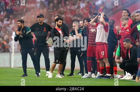 Jurgen Klopp, directeur de Liverpool (deuxième à gauche), regarde depuis la ligne de contact lors de la finale de la coupe Emirates FA au stade Wembley, Londres. Date de la photo: Samedi 14 mai 2022. Banque D'Images