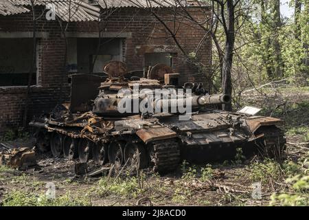 Biskvitne, Ukraine. 14th mai 2022. Un réservoir russe détruit se trouve près d'une maison à l'est de Kharkiv à Biskvitne, Ukraine, le samedi 14 mai 2022. Les forces russes sont en retraite de la ville de Kharkiv, ancienne ville ukrainienne du nord occupée, ont affirmé les responsables militaires samedi, alors que Kiev a lancé une contre-offensive dans la ville voisine d'Izium. Photo de Ken Cedeno/UPI crédit: UPI/Alay Live News Banque D'Images