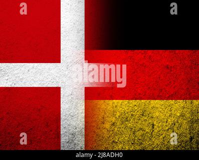 Le Royaume de Danemark drapeau national avec le drapeau national de l'Allemagne. Grunge l'arrière-plan Banque D'Images