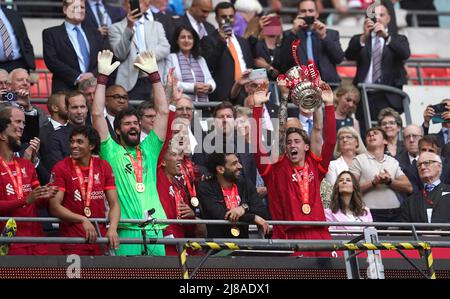 Kostas Tsimikas, de Liverpool, lève le trophée après la finale de la coupe Emirates FA au stade Wembley, à Londres. Date de la photo: Samedi 14 mai 2022. Banque D'Images