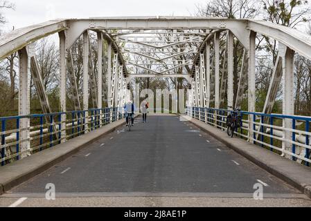 Bunde, Limbourg, pays-Bas - - 04 06 2022- Pont à cadre métallique au-dessus de la rivière Maas avec deux motards en voiture Banque D'Images