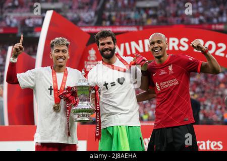 Roberto Firmino de Liverpool (à gauche), le gardien de but Alisson (au centre) et Fabinho posent avec le trophée après la finale de la coupe Emirates FA au stade Wembley, Londres. Date de la photo: Samedi 14 mai 2022. Banque D'Images