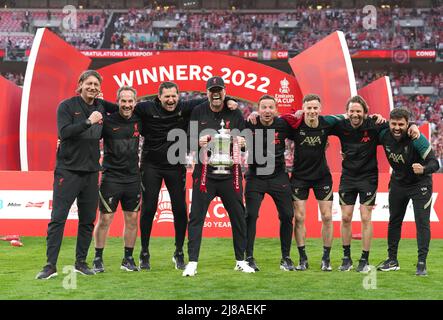 Jurgen Klopp (au centre), directeur de Liverpool, pose avec le trophée et son personnel d'entraînement après la finale de la coupe Emirates FA au stade Wembley, Londres. Date de la photo: Samedi 14 mai 2022. Banque D'Images