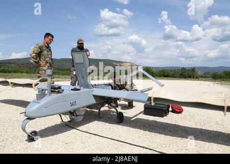 SPC de l'armée américaine. Izac Segura, à droite, réparateur de systèmes d'aéronefs sans pilote affecté au 7-17th Escadron de Cavalerie, 1st brigade de Cavalerie aérienne, effectue la maintenance de routine d'un drone fantôme RQ-7B V2 pendant l'exercice Swift Response à la zone d'entraînement de Krivolak, le 10 mai 2022 à Negotino, en Macédoine du Nord. Banque D'Images