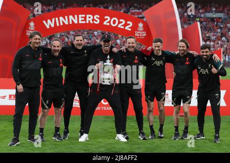 Londres, Angleterre, 14th mai 2022. Jurgen Klopp, responsable de Liverpool avec son personnel d'entraînement après que son équipe ait remporté le match de la coupe Emirates FA au stade Wembley, Londres. Le crédit photo devrait se lire: Paul Terry / Sportimage Banque D'Images