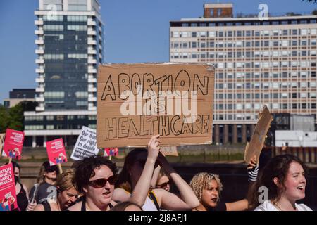 Londres, Angleterre, Royaume-Uni. 14th mai 2022. Un manifestant tient un signe qui dit « l'avortement, c'est la santé ». Des manifestants pro-choix ont défilé à l'ambassade des États-Unis à Londres alors que des informations indiquent que Roe c. Wade pourrait être renversé, ouvrant la voie à l'interdiction des avortements dans une grande partie des États-Unis. (Image de crédit : © Vuk Valcic/ZUMA Press Wire) Banque D'Images