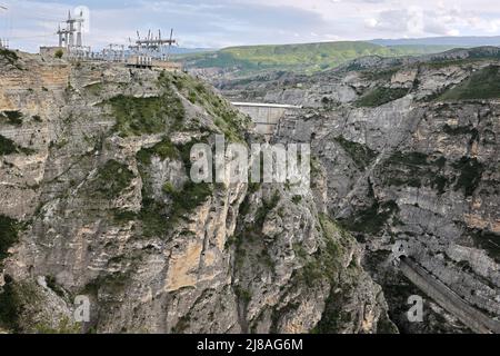 Barrage de la centrale hydroélectrique d'Chirkey au Daghestan, la Russie. Banque D'Images