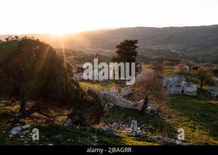 Derniers rayons de soleil sur le village abandonné de Maronas, Chypre Banque D'Images