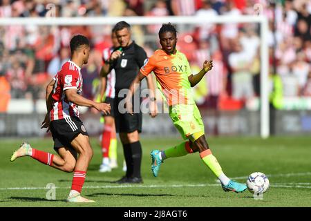 SHEFFIELD, ROYAUME-UNI. MAI 14th Alex Mighten, de la forêt de Nottingham, sous la pression d'Iliman Ndiaye, de Sheffield United lors du championnat Sky Bet Play-Off demi-finale 1st jambe entre Sheffield United et la forêt de Nottingham à Bramall Lane, Sheffield, le samedi 14th mai 2022. (Credit: Jon Hobley | MI News) Credit: MI News & Sport /Alay Live News Banque D'Images