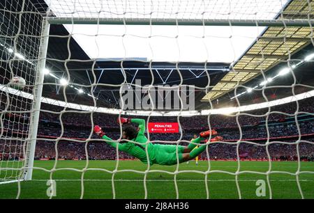 Cesar Azpilicueta, de Chelsea, voit sa pénalité manquer lors de la finale de la coupe Emirates FA au stade Wembley, à Londres. Date de la photo: Samedi 14 mai 2022. Banque D'Images