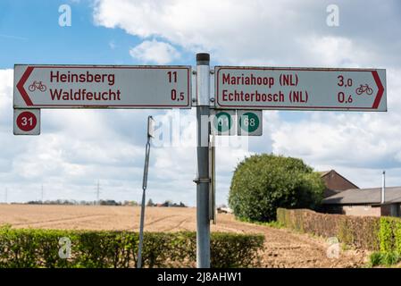 Waldfeucht, Rhénanie-du-Nord-Westphalie, Allemagne - 04 20 2022 - signalisation routière des pistes cyclables près de la frontière germano-hollandaise Banque D'Images