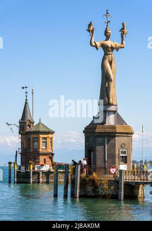 Constance, Allemagne - 30 juillet 2019 : ancien phare et statue d'Imperia dans le port de Constance. La sculpture est une attraction touristique de la ville. Décor de Co Banque D'Images