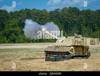 Les soldats de la Garde nationale de l'Armée des États-Unis du bataillon d'artillerie de campagne 1-178th, effectuent des manœuvres d'incendie avec un obusier automoteur M109A6 Paladin à fort Stewart, le 30 avril 2022 à Mossoul, fort Stewart, Géorgie. Banque D'Images