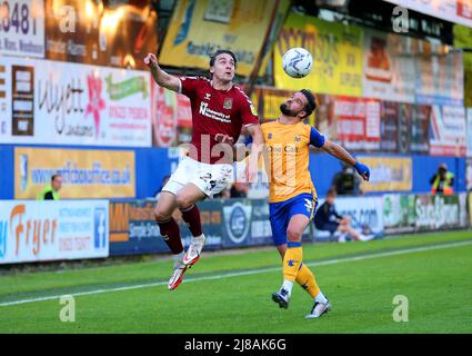 Louis Appere de Northampton Town (à gauche) et Stephen McLaughlin de Mansfield Town se battent pour le ballon lors de la demi-finale de la Sky Bet League deux matchs de première jambe au One Call Stadium, Mansfield. Date de la photo: Samedi 14 mai 2022. Banque D'Images