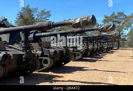 Une ligne d'obusiers automoteurs Paladin de l'armée américaine M109 est prête à être présentée au bataillon 1st, 109th, Régiment d'artillerie de campagne, dans la zone d'entraînement de Pabrade le 12 mai 2022, à Pabrade, en Lituanie. L'équipement a été prélevé sur des stocks prépositionnés-2 en Allemagne et déplacé en Lituanie pour l'exercice Defender-Europe 22. Banque D'Images