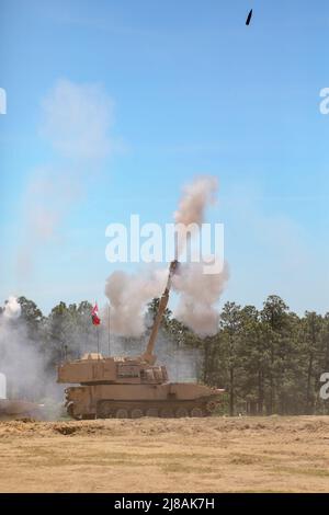 Les soldats de la Garde nationale de l'Armée des États-Unis, du 1st Bataillon, 113th Field Artillery Regiment, effectuent des manœuvres de feu en direct avec un obusier automoteur M109A7 Paladin à fort Bragg, le 20 mai 2021 à Greenville, en Caroline du Nord. Banque D'Images