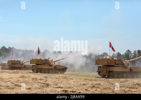 Les soldats de la Garde nationale de l'Armée des États-Unis, du 1st Bataillon, 113th Field Artillery Regiment, effectuent des manœuvres de feu en direct avec les obusiers automoteurs Paladin M109A7 à fort Bragg, le 20 mai 2021 à Greenville, en Caroline du Nord. Banque D'Images