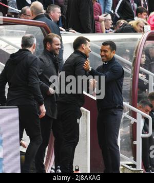 Tynecastle Park Edinburgh.Scotland Royaume-Uni .14th mai 22. Hearts vs Rangers Cinch Premiership match. Robbie Neilson, le Manager de Hearts, est l'entraîneur Lee McCulloch qui reçoit les voeux d'anniversaire de Giovanni van Bronckhorst, le Manager des Rangers. Crédit : eric mccowat/Alay Live News Banque D'Images