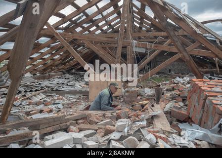 Ukraine. 11th mai 2022. Un homme sur le toit de sa maison à Chirkunye, Kharkiv, Ukraine. Mercredi 11th mai 2022. L'invasion russe de l'Ukraine par ordre de Vladimir Poutine en février 2022 a produit de grands déplacements de personnes et une grande réaction de l'opinion publique et des forces politiques autour du monde les forces militaires russes sont entrées en territoire ukrainien le 24 février 2022. (Photo par Andoni Lubaki/Sipa USA) crédit: SIPA USA/Alay Live News Banque D'Images