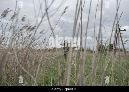 Kramaworks, Ukraine. 14th mai 2022. Un soldat avec un USA Stinger Rocket à Kramaworks Frontline. Samedi 14th de mai de 2022.l'invasion russe de l'Ukraine par ordre de Vladimir Poutine en février 2022 a produit de grands déplacements de personnes et une grande réaction de l'opinion publique et des forces politiques dans le monde entier. Les forces militaires russes sont entrées en territoire ukrainien le 24 février 2022. (Photo par Andoni Lubaki/Sipa USA) crédit: SIPA USA/Alay Live News Banque D'Images
