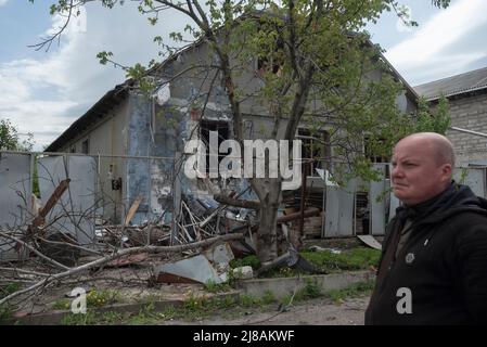 Ukraine. 11th mai 2022. Un homme devant sa maison détruite à Chirkunye, près de Kharkiv, en Ukraine. Mercredi 11th mai 2022. L'invasion russe de l'Ukraine par ordre de Vladimir Poutine en février 2022 a produit de grands déplacements de personnes et une grande réaction de l'opinion publique et des forces politiques autour du monde les forces militaires russes sont entrées en territoire ukrainien le 24 février 2022. (Photo par Andoni Lubaki/Sipa USA) crédit: SIPA USA/Alay Live News Banque D'Images