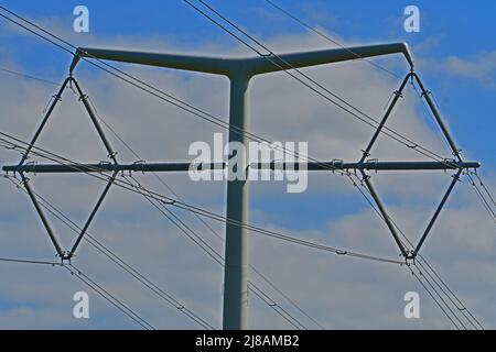 Bridgwater, Royaume-Uni. 13th mai 2022. Au cours d'un après-midi ensoleillé et chaud, les tout premiers pylônes de Nouvelle forme T de l'électricité sont vus à travers le paysage vert de Rooksbridge dans le nord du Somerset, étant mis en service pour fournir l'électricité par le réseau national. Crédit photo : Robert Timoney/Alay Live News Banque D'Images