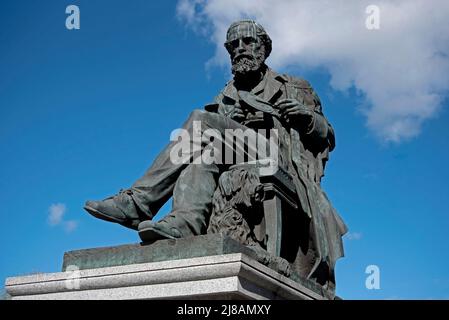 Statue de James Clerk Maxwell (1831-78) par le sculpteur Alexander Stoddart dans George Street, Édimbourg. Banque D'Images