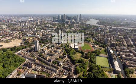 Mile End est un quartier à la mode dans l'East End de londres avec des terrasses victoriennes, d'anciens logements sociaux et de nouveaux appartements Banque D'Images