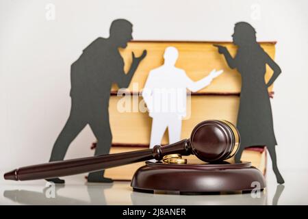 Symbole de silhouette. Garde d'enfants. Procédures en droit de la famille. Médiation de divorce, séparation juridique. Banque D'Images