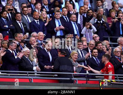 Le duc de Cambridge félicite Jurgen Klopp, directeur de Liverpool, après avoir remporté la finale de la coupe Emirates FA au stade Wembley, à Londres. Date de la photo: Samedi 14 mai 2022. Banque D'Images