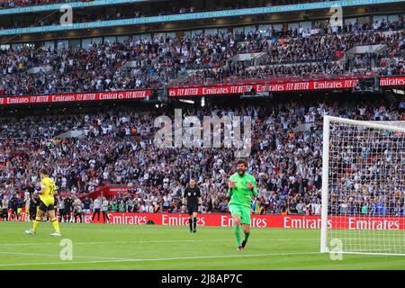 Londres, Royaume-Uni. 14th mai 2022. Alisson Becker, le gardien de but de Liverpool célèbre après une pénalité dans la pénalité tir pris par Cesar Azpilicueta de Chelsea (l) manque lorsqu'il arrive à la poste. Finale de la coupe Emirates FA, Chelsea v Liverpool au stade Wembley à Londres le samedi 14th mai 2022. Cette image ne peut être utilisée qu'à des fins éditoriales. Utilisation éditoriale uniquement, licence requise pour une utilisation commerciale. Aucune utilisation dans les Paris, les jeux ou les publications d'un seul club/ligue/joueur.pic par Andrew Orchard/Andrew Orchard sports Photography/Alamy Live News crédit: Andrew Orchard sports Photography/Alamy Live News Banque D'Images