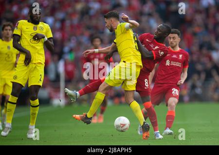 LONDRES, ROYAUME-UNI. MAI 14th Naby Keita, de Liverpool, et Jorginho, de Chelsea, se battent pour le bal lors de la finale de la coupe FA entre Chelsea et Liverpool au stade Wembley, à Londres, le samedi 14th mai 2022. (Credit: Federico Maranesi | MI News) Credit: MI News & Sport /Alay Live News Banque D'Images