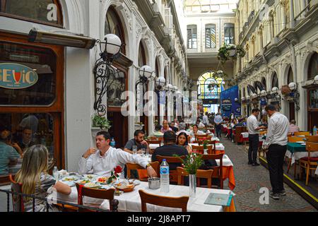 Les gens dînent dans un restaurant du célèbre Cicek Pasaji (passage des fleurs) dans le quartier de Beyoglu à Istanbul, Turquie, le samedi 14 mai 2022. Ouvert en 1876, le passage est une arcade couverte avec des rangées de cafés historiques, de caves à vin et de restaurants. Crédit : GochreImagery/MediaPunch Banque D'Images