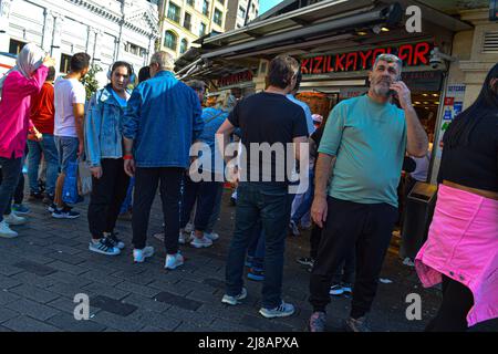 Les clients attendent de commander de la nourriture traditionnelle de rue devant un petit restaurant à Istanbul, Turquie, le samedi 14 mai 2022. Les célèbres plats de rue d'Istanbul, y compris les roulés et les hamburgers humides, sont devenus une attraction pour les touristes au fil des ans. Crédit : GochreImagery/MediaPunch Banque D'Images