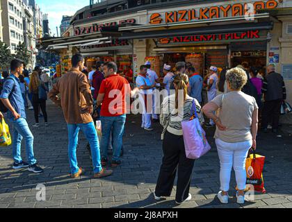 Les clients attendent de commander de la nourriture traditionnelle de rue devant un petit restaurant à Istanbul, Turquie, le samedi 14 mai 2022. Les célèbres plats de rue d'Istanbul, y compris les roulés et les hamburgers humides, sont devenus une attraction pour les touristes au fil des ans. Crédit : GochreImagery/MediaPunch Banque D'Images