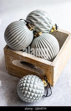 Ancienne boîte en bois avec boules de décoration en céramique vintage pour le décor intérieur de Noël Banque D'Images