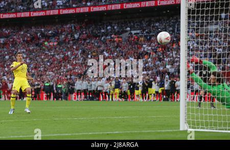 Londres, Royaume-Uni. 14th mai 2022. Cesar Azpilicueta de Chelsea frappe le poste avec sa pénalité lors de la fusillade pendant le match de la coupe Emirates FA au stade Wembley, Londres. Le crédit photo devrait se lire: Paul Terry/Sportimage crédit: Sportimage/Alay Live News Banque D'Images