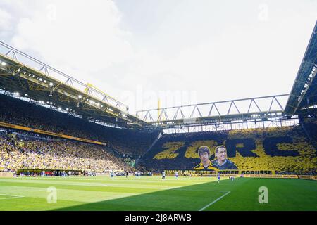 DORTMUND, ALLEMAGNE - 14 MAI : les fans de Dortmund rendent hommage au directeur technique Michael Zorc au cours de l'année 1. Match de Bundesliga entre Borussia Dortmund et Hertha BSC au signal Iduna Park le 14 mai 2022 à Dortmund, Allemagne (photo de Joris Verwijst/Orange Pictures) Banque D'Images